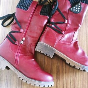 Maroon fur insulated boot.